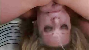 그녀의 핑크 머프를 드릴링하기 전에 Katja Kassin의 거대한 가슴을 반죽