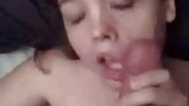 busty Astrid의 소개팅은 부정 행위로 변합니다.