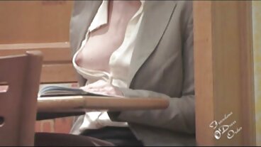 Isis Love는 그녀의 의붓 아들의 거시기를 만지기 위해 마사지를 사용합니다.