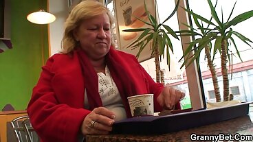 젖은 티셔츠 경연 대회는 무거운 Lezzie 오르가즘으로 확대