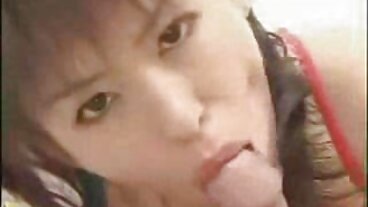 Lea Guerlin 및 Nesty 기숙사 레즈비언 세션에서 PornHD