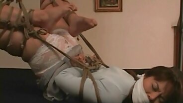 금발의 아름다움 소요 그의 수탉 에 그녀의 몸집이 작은 pussyhole