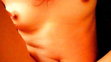 두 뿔의 아기 항문 두드리고 로 a 운이 좋은 친구