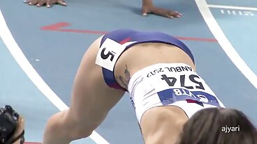주부 Jennifer는 그녀의 남편의 거시기를 엉덩이에 걸립니다