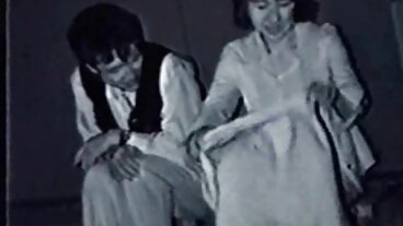Xander는 임무를 수행하기 전에 금발의 꽉 엉덩이를 침입