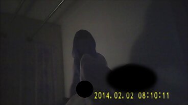 VIXEN 섹시한 풀사이드 연결과 매력적인 갈색 머리