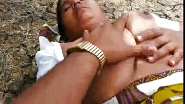 Isis Love는 그녀의 의붓 아들의 거시기를 만지기 위해 마사지를 사용합니다.