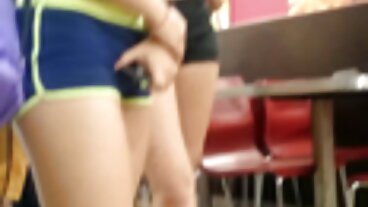 젤리 아내 Sofia Lee는 Hubby Fucking Plastic SexToys를 잡는다!